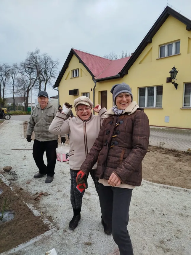 Na zdjęciu dwie kobiety uśmiechają się do zdjęcia podczas akcji sadzenia roślin