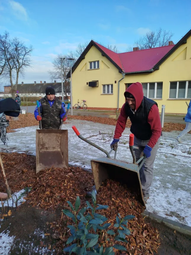 Ujęcie podczas ładowania kory na taczki