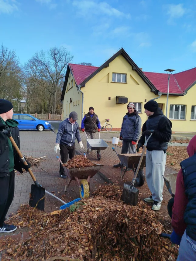 Ujęcie podczas prac przy rozsypywaniu kory