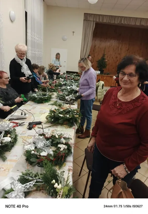 Ujęcie podczas warsztatów. Kobiety robią wianki