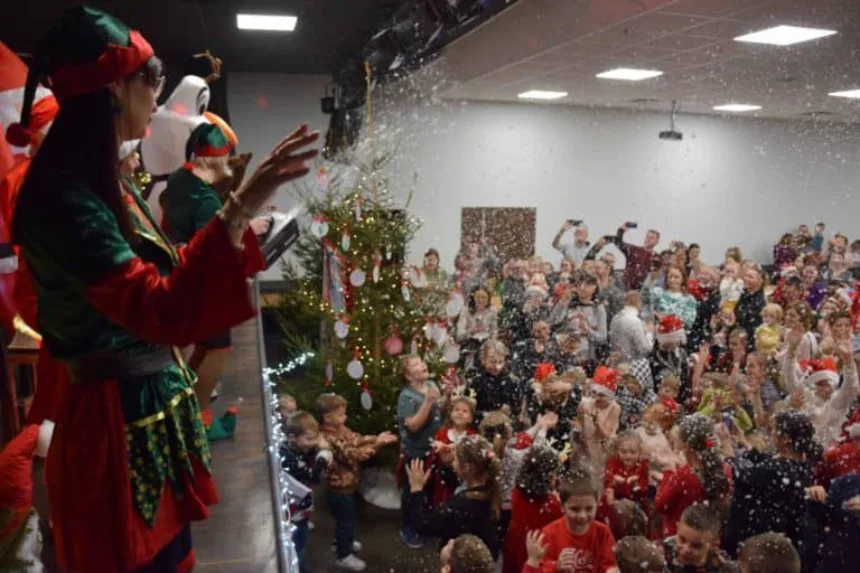 Ujęcie na dzieci ze sceny podczas puszczenia sztucznego śniegu