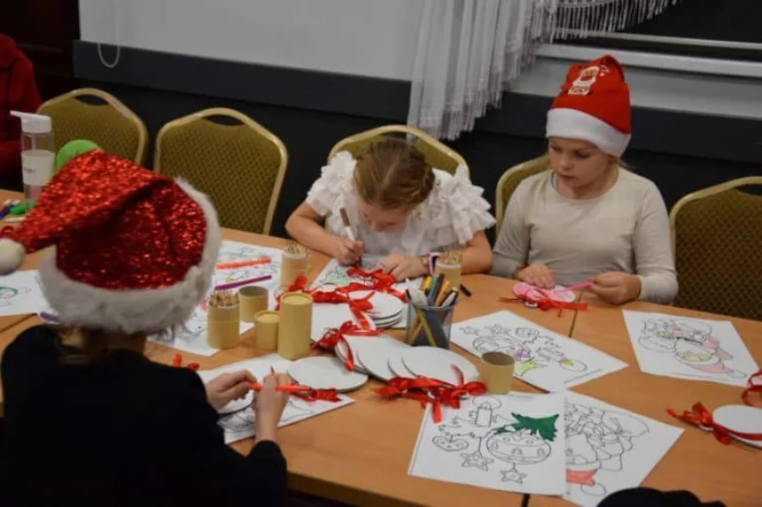 Zdjęcie dzieci podczas wykonywanych prac plastycznych