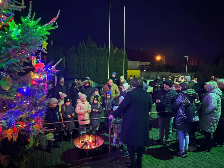 Zdjęcie przed salą wiejską. Mieszkańcy stoją przy choince