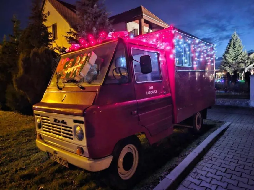 Na zdjęciu oświetlony lampkami wóz strażacki