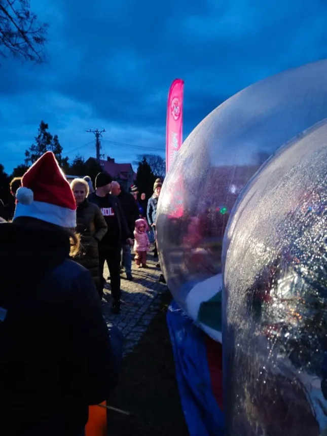 Zdjęcie uczestników wydarzenia przy śnieżnej kuli