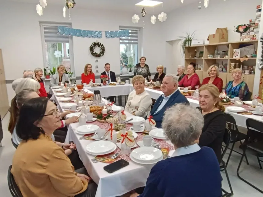 Zdjęcie uczestników wydarzenia siedzących przy stolikach