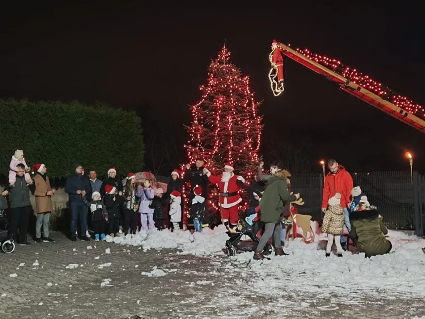 Zdjęcie uczestników wydarzenia podczas spotkania z Mikołajem