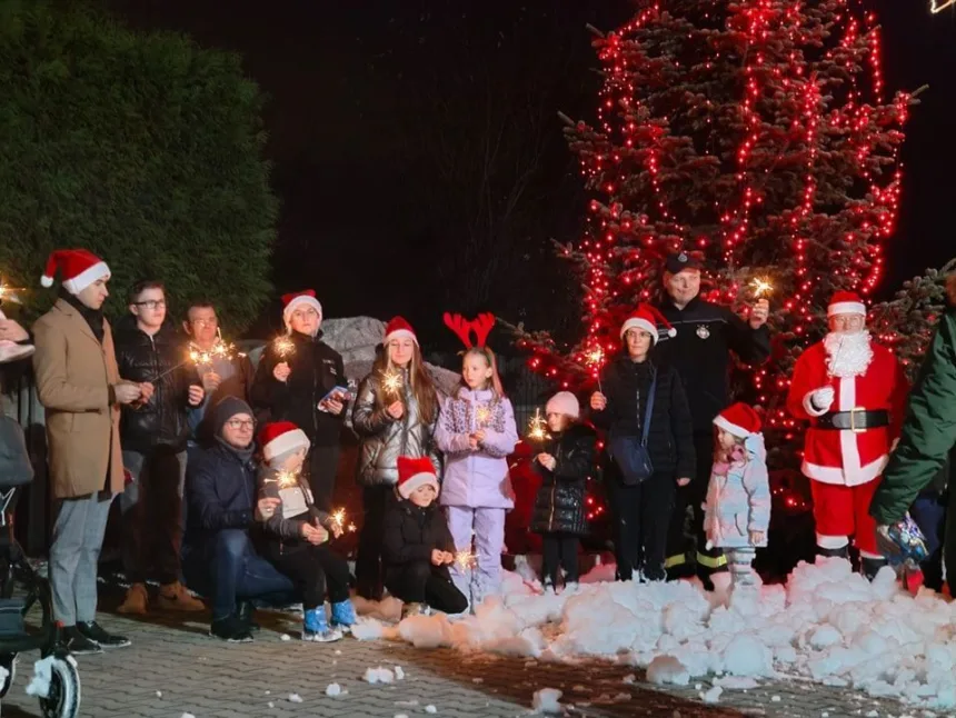 Zdjęcie uczestników wydarzenia przy remizie z Mikołajem