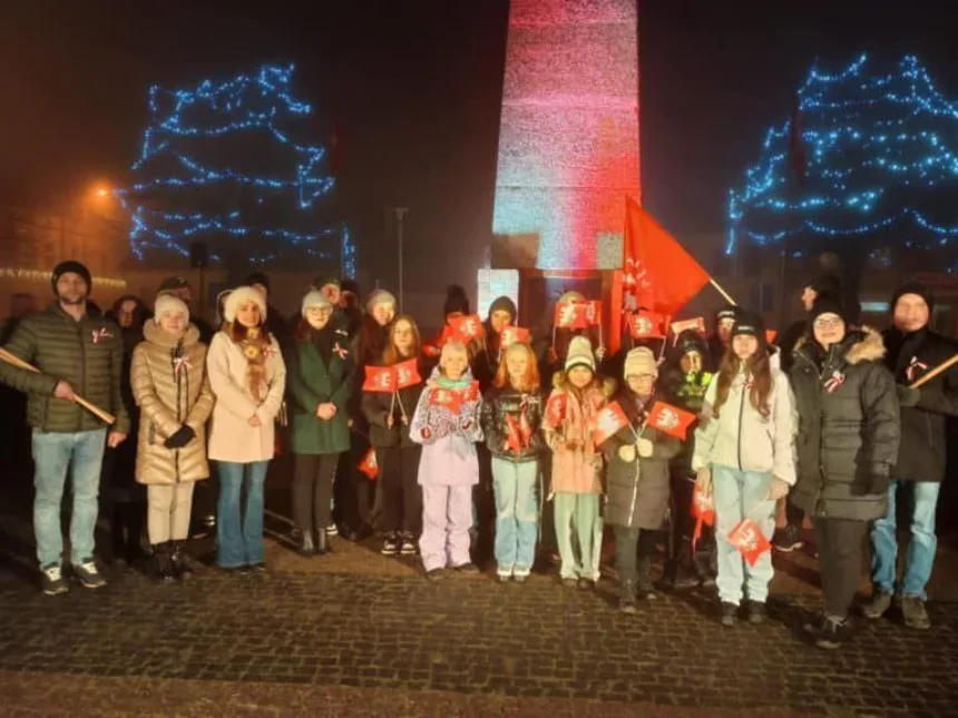 Zdjęcie ZPiT Marynia przy pomniku z flagami