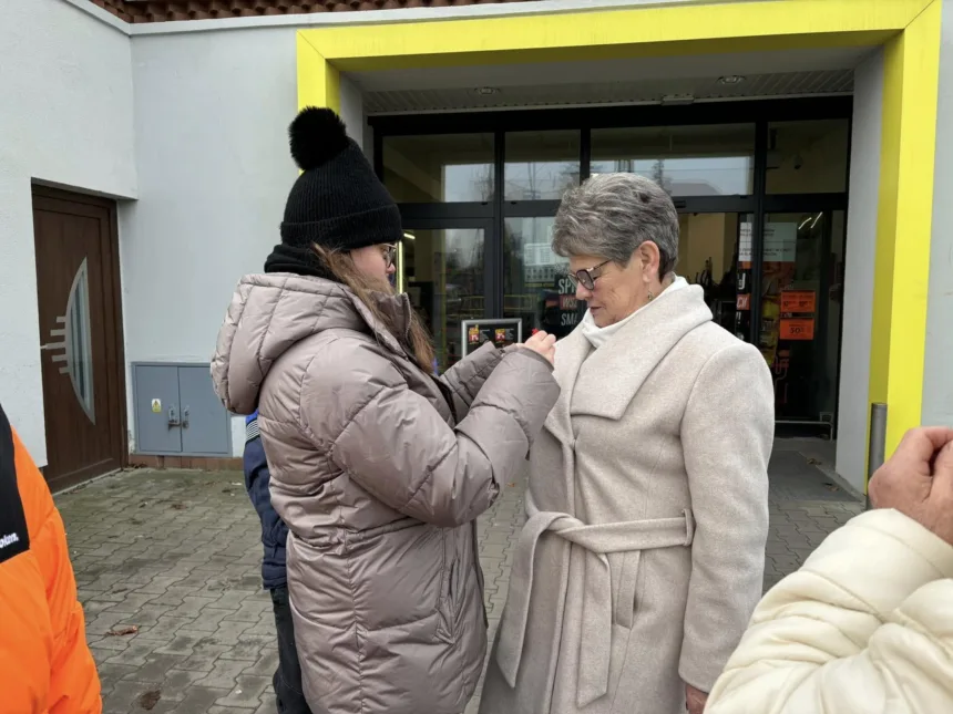 Młodzieżowa Radna przyczepia kotylion mieszkańce