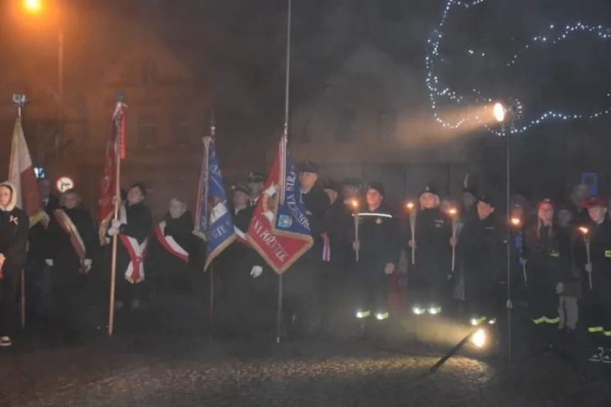 Zdjęcie pocztu sztandarowego straży przy pomniku