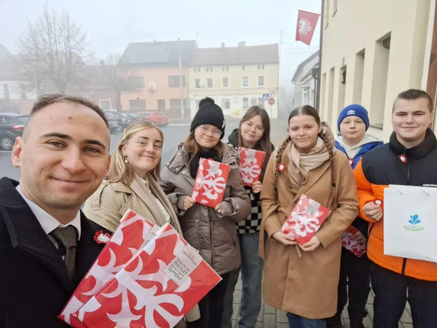 Zdjęcie MRG podczas rozdawania kotylionów na zadęciu również wójt gminy