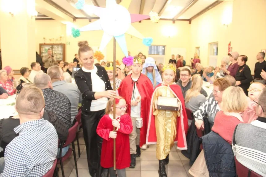 Ujęcie podczas przemarszu na scenę dzieci uczestniczących w Jasełkach