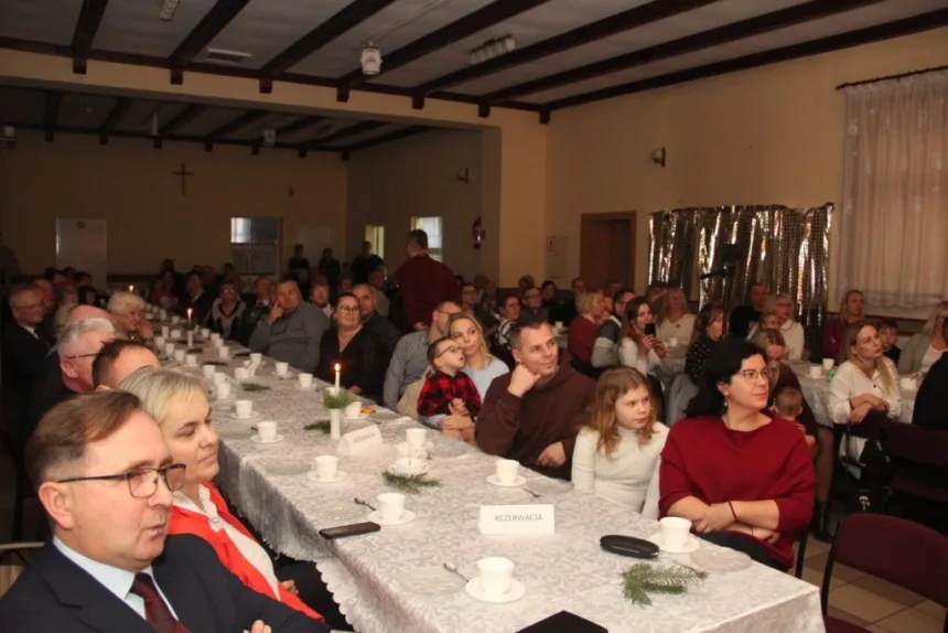 Zdjęcie gości siedzących przy stołach