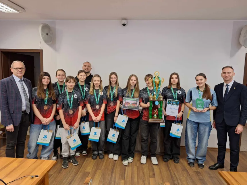 Na zdjęciu drużyna z medalami oraz pucharem, Pan Wójt, Dyrektor Szkoły oraz trener