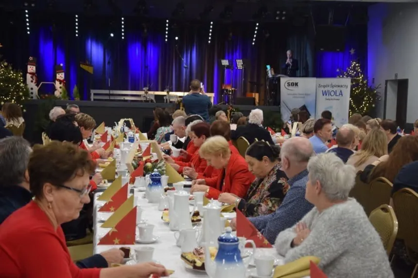 Zdjęcie gości przy stołach w oddali widać scenę