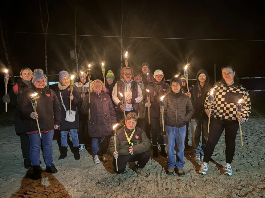 Zdjęcie grupowe uczestników marszu z pochodniami