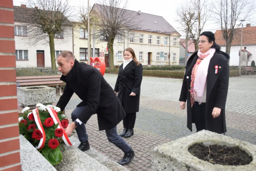 Ujęcie podczas składania wiązanki pod pomnikiem przez Pana Wójta