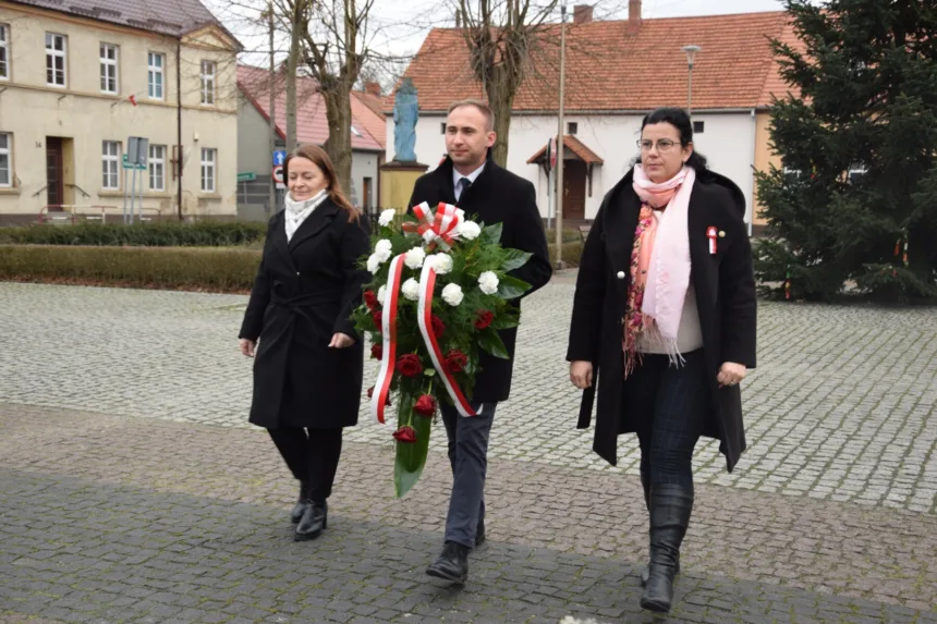 Ujęcie podczas składania kwiatów przez delegację