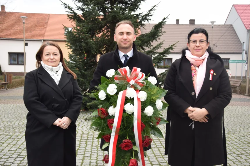 Zdjęcie grupowe delegacji składającej kwiaty