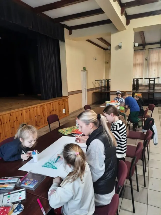 Zdjęcie dzieci podczas warsztatów plastycznych