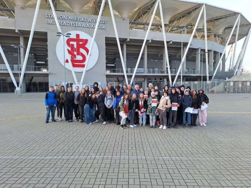 Zdjęcie grupowe uczestników wydarzenia przed stadionem