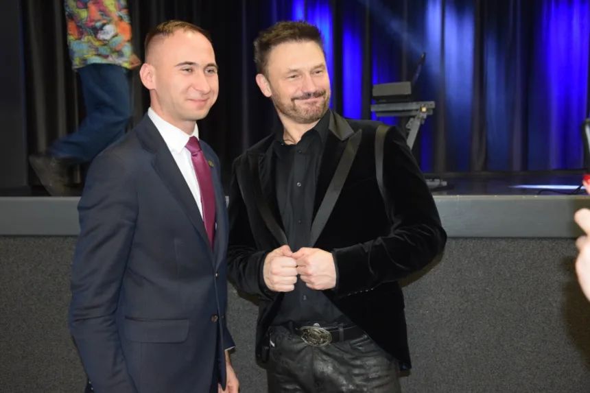 Wójt Gminy wraz z Grzegorzem Wilkiem pozują do zdjęcia.