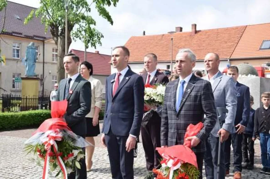 Zdjęcie przedstawiające delegację na rynku w Święciechowie podczas Gminnych obchodów Święta Konstytucji 3 maja - więcej informacji w tekście głównym