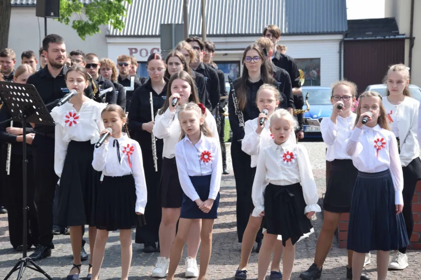 Zdjęcie przedstawiające dzieci występujące podczas Gminnych obchodów Święta Konstytucji 3 maja - więcej informacji w tekście głównym