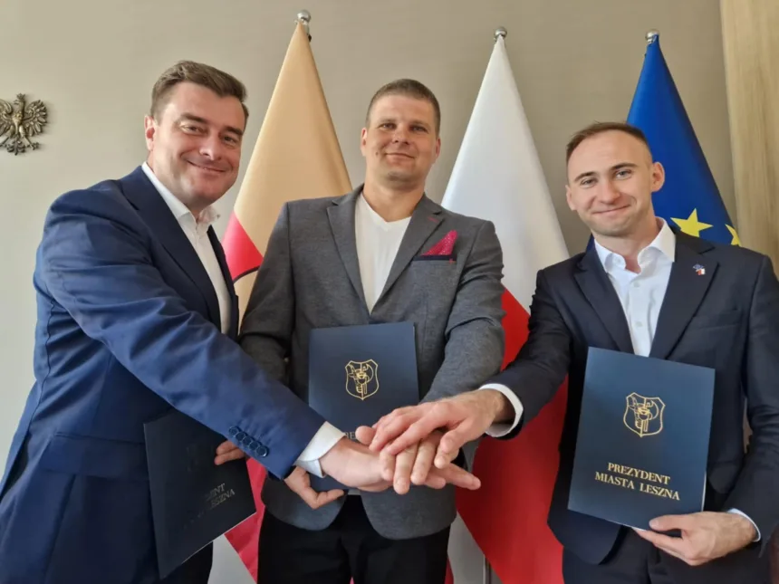 Zdjęcie przedstawia Prezydenta Miasta Leszna, Wójta Gminy Święciechowa i Właściciela firmy wykonującej inwestycję