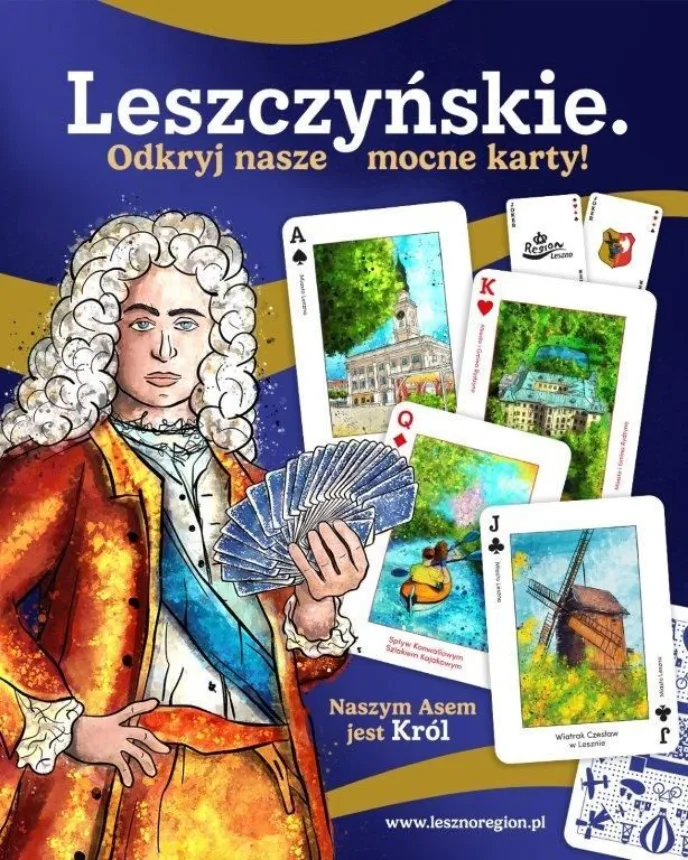 Ilustracja promująca kampanię turystyczną „Leszczyńskie. Odkryj nasze mocne karty!”. Na pierwszym planie postać stylizowana na króla Stanisława Leszczyńskiego w barokowym stroju, trzymająca wachlarz kart do gry. W tle widoczne są cztery duże karty z ilustracjami atrakcji turystycznych regionu leszczyńskiego: ratusz w Lesznie (as pik), amfiteatr (król kier), spływ konny Szlakiem Konfederackim (dama karo), oraz wiatrak Czesława (walet trefl). Na dole hasło: „Naszym Asem jest Król”, a na górze tytuł kampanii: „Leszczyńskie. Odkryj nasze mocne karty!”. W prawym dolnym rogu adres strony internetowej: www.lesznoregion.pl.