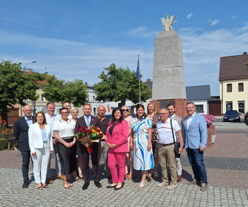 Zdjęcie przedstawia Wójta Mikołaja Kostaniaka wraz z radnymi